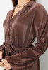 Plissiertes Kleid mit Bindegürtel
