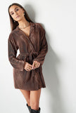 Plissiertes Kleid mit Bindegürtel