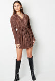 Plissiertes Kleid mit Bindegürtel