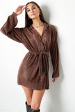 Plissiertes Kleid mit Bindegürtel