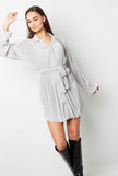 Plissiertes Kleid mit Bindegürtel