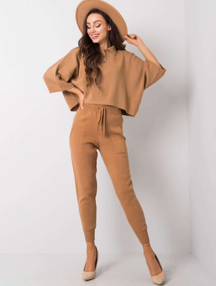 Set bestehend aus Oberteil und Hose in cappuccino