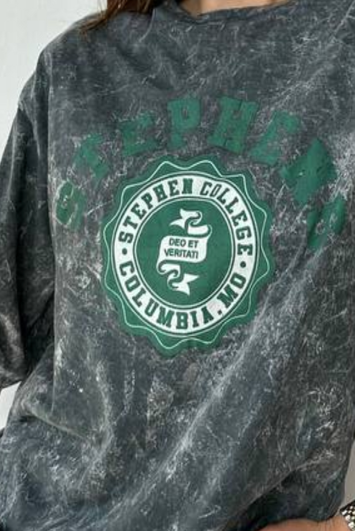 T-Shirt in washed Optik mit Print